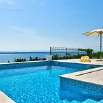 Lichtdurchflutetes Nur 600 Meter Zum Sandstrand Mit Pool, Gym, Meerblick * Crikvenica