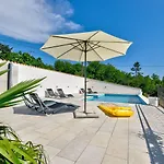 Lichtdurchflutetes Nur 600 Meter Zum Sandstrand Mit Pool, Gym, Meerblick Crikvenica