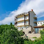 Lichtdurchflutetes Nur 600 Meter Zum Sandstrand Mit Pool, Gym, Meerblick Apartmán Crikvenica
