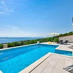 Lichtdurchflutetes Nur 600 Meter Zum Sandstrand Mit Pool, Gym, Meerblick *