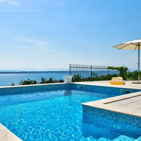 Lichtdurchflutetes Nur 600 Meter Zum Sandstrand Mit Pool, Gym, Meerblick * Crikvenica