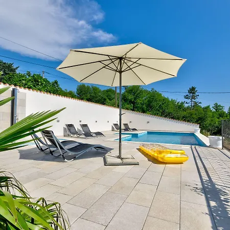 Lichtdurchflutetes Nur 600 Meter Zum Sandstrand Mit Pool, Gym, Meerblick Crikvenica