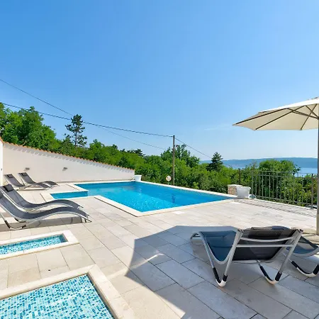 Lichtdurchflutetes Nur 600 Meter Zum Sandstrand Mit Pool, Gym, Meerblick Crikvenica